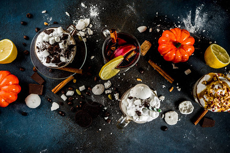 秋冬季热饮热巧克力南瓜拿铁焦糖和花生咖啡拿铁热葡萄酒舒适的深色背景复图片