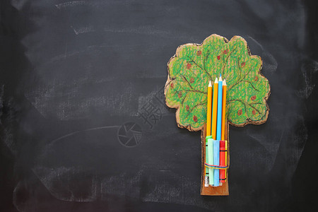 回到学校概念顶级视觉图像树知识和铅笔在课堂黑板背景上图片