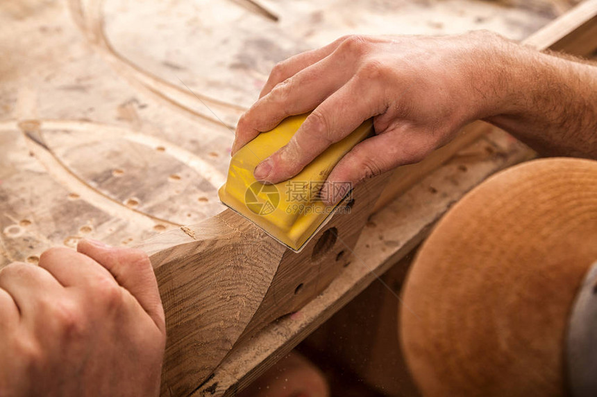 经验丰富的工作服木匠和在木工车间工作的小企业主图片