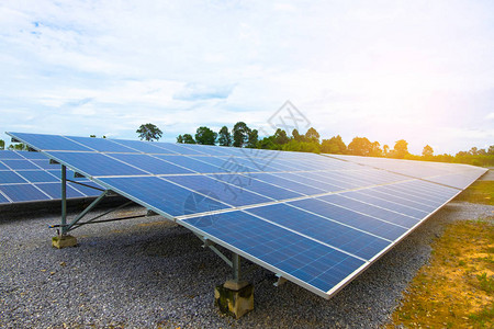 用于可再生能源或电力的光伏或太阳能电池板太阳能电池板将太阳图片