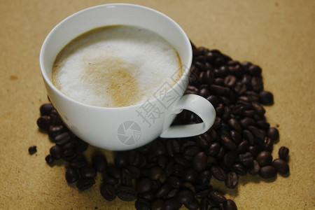 咖啡杯和咖啡豆中的奶泡图片