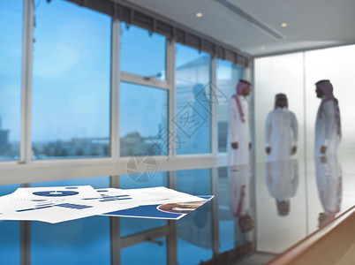 沙特阿拉伯的阿拉伯商人在会议室发言背景图片