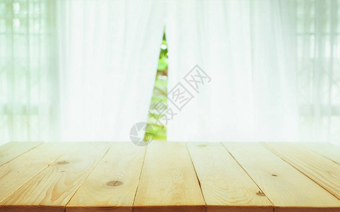 窗帘模糊的木板桌图片