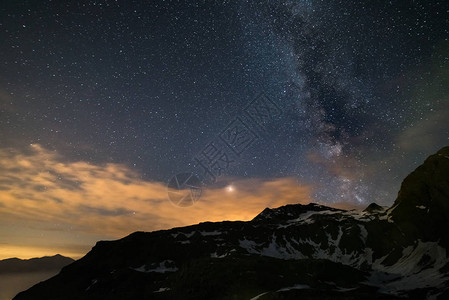 阿尔卑斯山上的银河系星图片