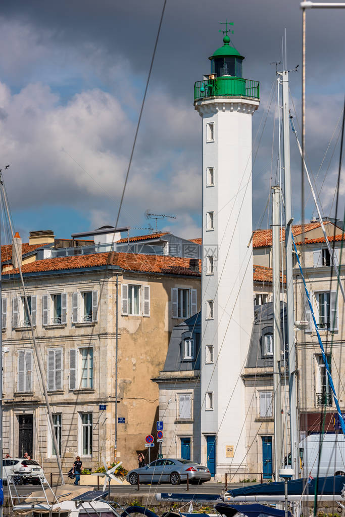 2015年9月21日法国拉罗歇尔高白色灯塔对港口街道建筑背景的展望2010年图片