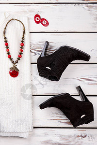 一双黑皮鞋跟脚靴伍林毛衣红宝石项链图片