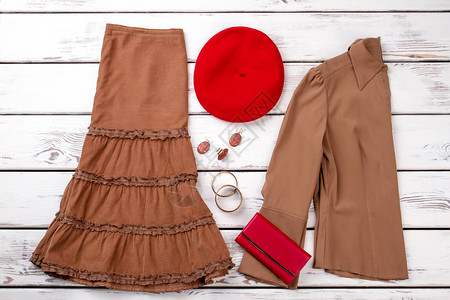 棕色衣服红色钱包和贝雷帽白图片