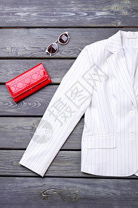 白色夹克红色钱包和太阳镜黑色图片