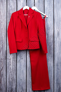 红女人穿长裤顶层风景图片