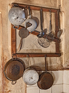 挂在旧乡间别墅厨房里的厨具旧时图片