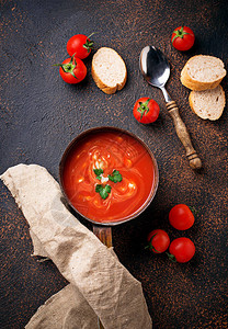 炖锅中的番茄汤西班牙凉菜汤顶视图图片