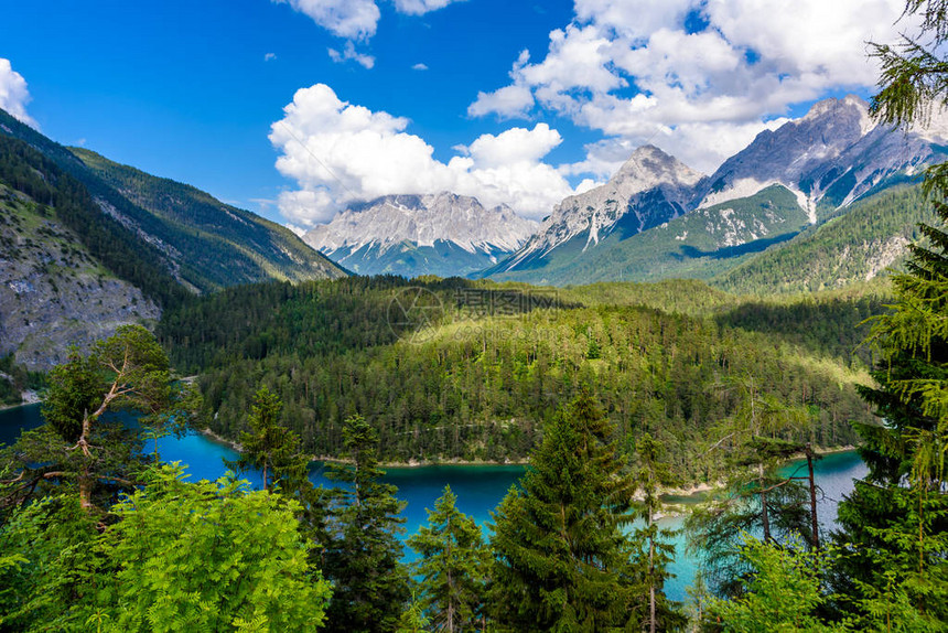 从Fernpass高山公路到Zugspitze山和Blindsee湖的休息区Zugspitzblick的美丽山景和全景图片