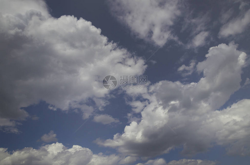 青蓝的天空在夏日温暖的天气中白云弥漫图片