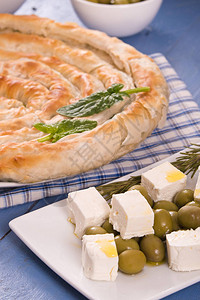 白色盘子上的希腊菠菜馅饼图片
