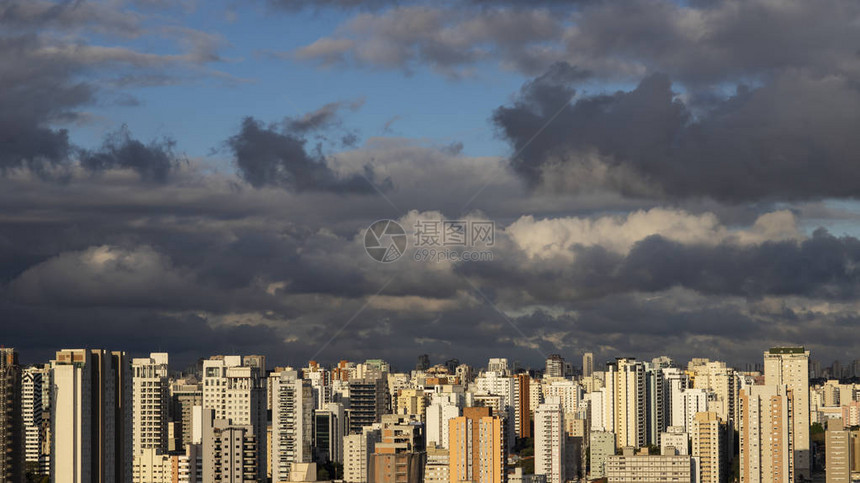 大城市的大型建筑和美丽的阳光明媚的天空巴西图片