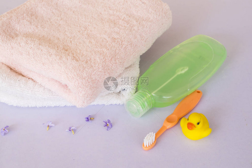 婴儿沐浴用牙刷和液体肥皂有助于完成皮肤营养图片