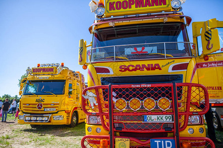 库普曼客运公司的Scania重型拖车背景