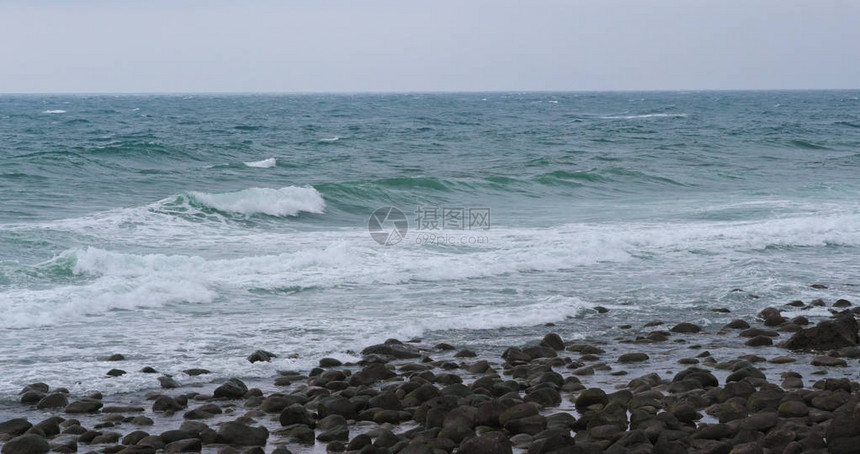 在岩石海岸的海浪图片