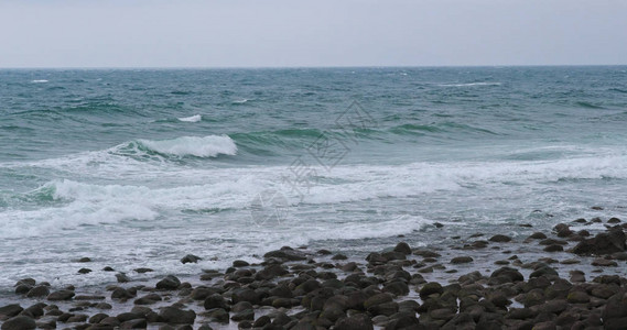 在岩石海岸的海浪图片
