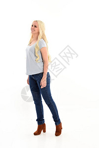 一个身着蓝衬衫的金发女孩的全长肖像站立姿势被白色工图片