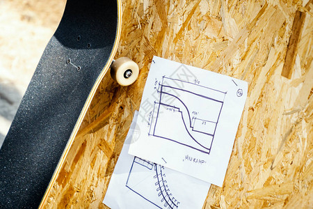 新的滑板在木制背景上计划夏天在溜冰场图片
