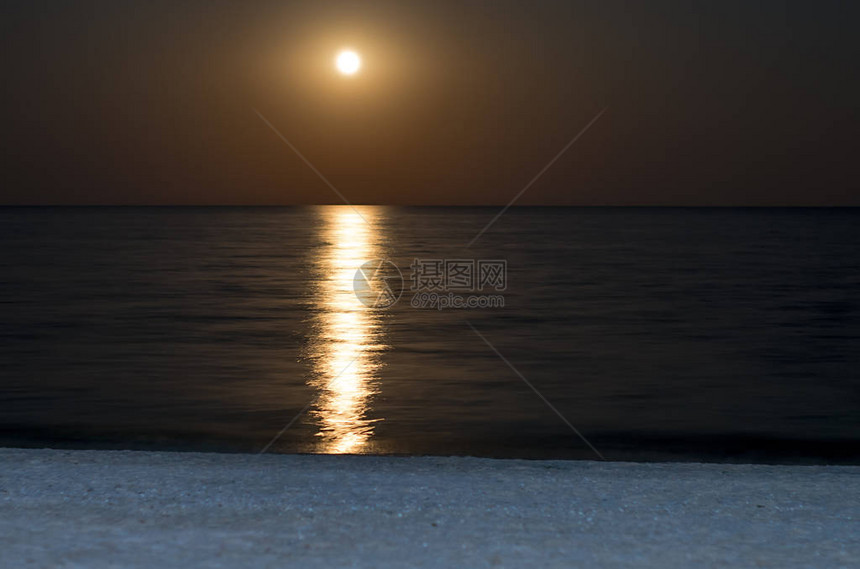 海面满月夜晚海滩图片