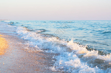 海滩上的海浪地平线早晨图片