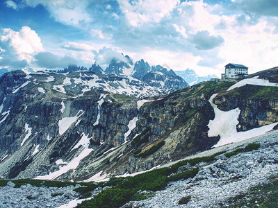 在意大利多洛米特的阿尔卑斯山2333米处阿尔卑斯山丘图片