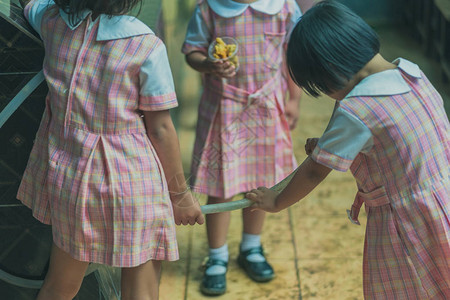 学生午饭后用水龙头喝水图片