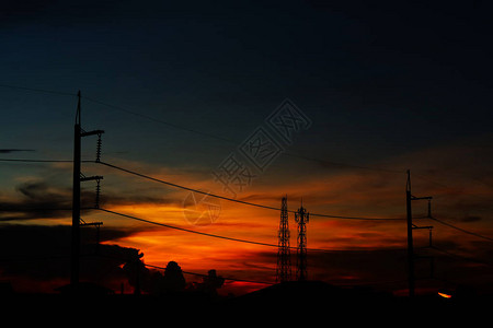 电力线路支柱和多彩日落背图片