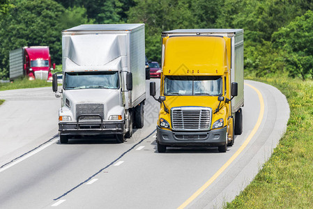 重型卡车和其他车辆在田纳西州的高速公路上行驶图片