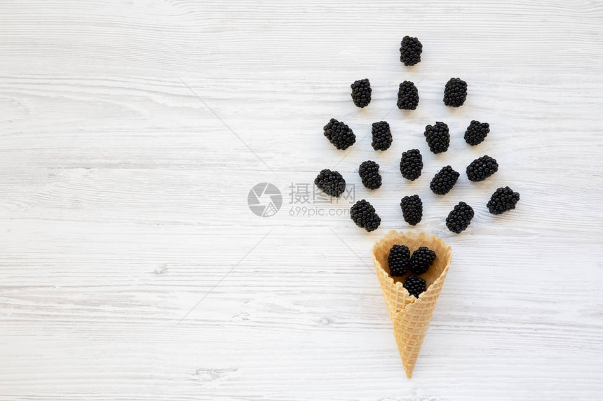 白木本底的黑莓冰淇淋甜果盘和黑图片