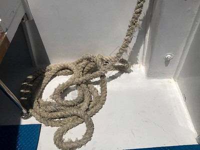 白色强力粗布船绳泊位绳停在船上图片