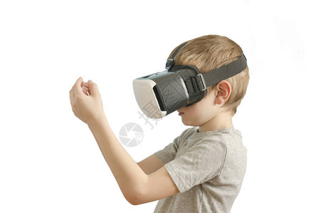 带虚拟现实眼镜的男图片