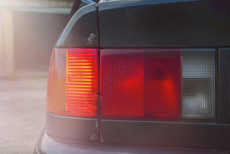 黑色的老生锈德国轿车后侧有灯光和蓝图片