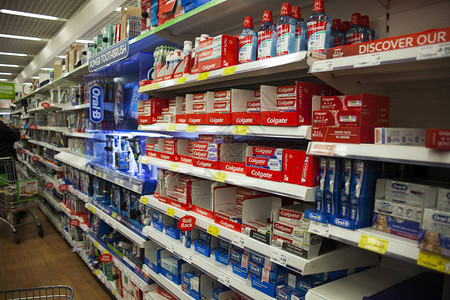 超市的牙膏过道杂货店的牙刷过道展示个人卫生用品的大型杂图片