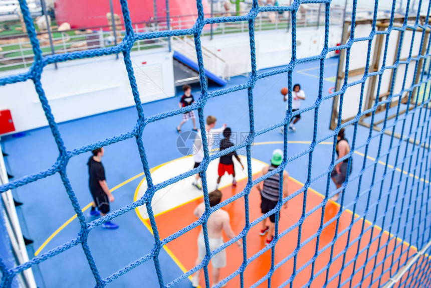 在游轮上围绕篮球半场和一场比赛进行比赛图片