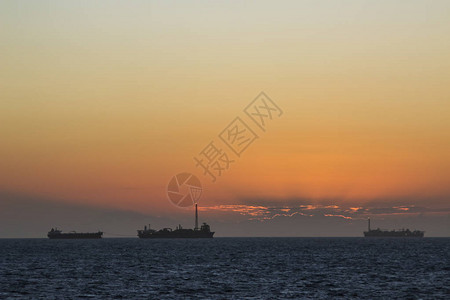 售前公海上工作区域石油工业以及美丽的一天和日落背景