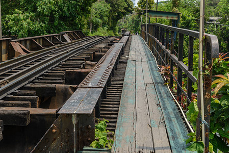 泰国运河上铁路桥的木头图片