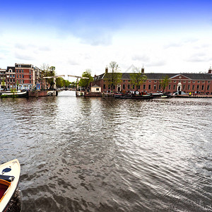 阿姆斯特丹运河上的船在历史城市中心图片