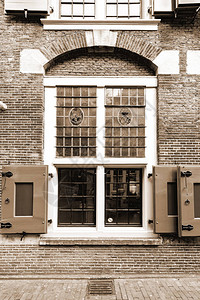 阿姆斯特丹传统房屋的彩色玻璃窗图片
