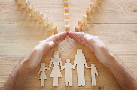 保险概念保护家庭免受多米诺效应影响的商人生命财务和健康问题图片