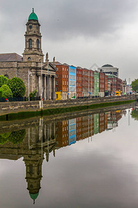 爱尔兰都柏林Leffey河的圣保图片