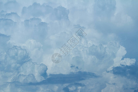 蓝天背景与轻白云图片