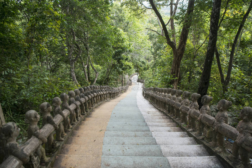 柬埔寨磅同市附近的金边桑图克寺庙图片