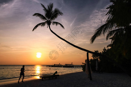 马尔代夫岛度假胜地日落海滩图片