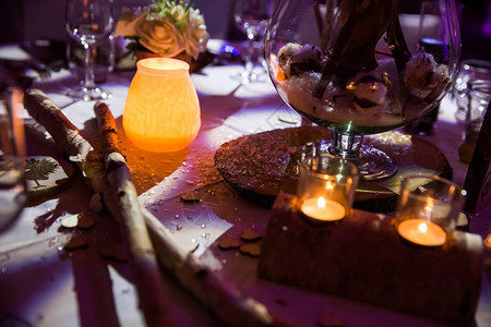 蜡烛和粉色照明中的木背景图片