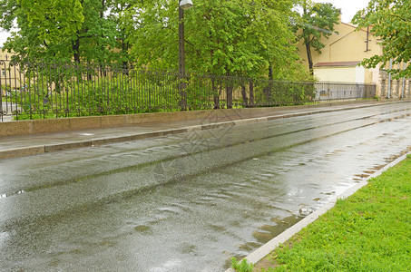 城里的柏油路雨后的路湿漉的图片