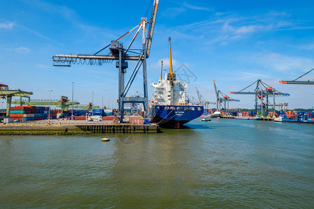 鹿特丹港的海运集装箱船的尾图片