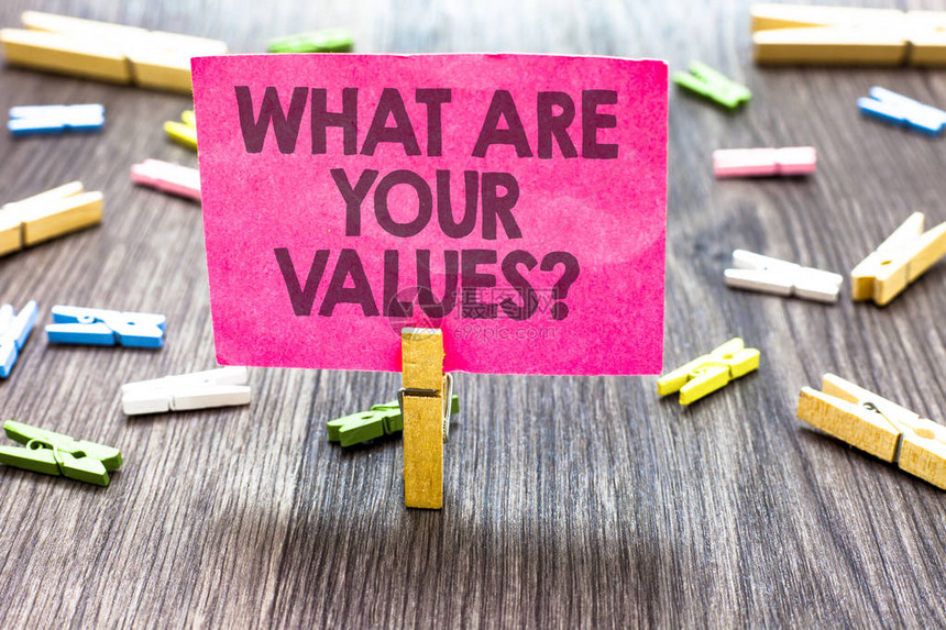 写笔记显示你的价值观是什么问题展示向某人询问他的优良品质的商业照片多夹木桌小图片